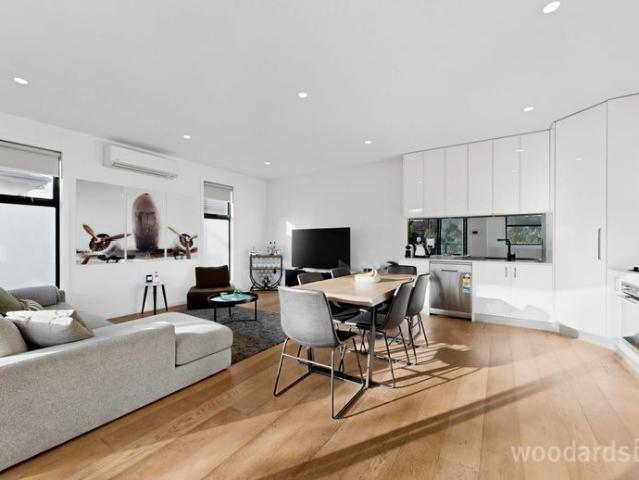 OPTIONAL FURNISHED OR UNFURNISHED Stylish Townhouse with Dual Ensuites and Home Office