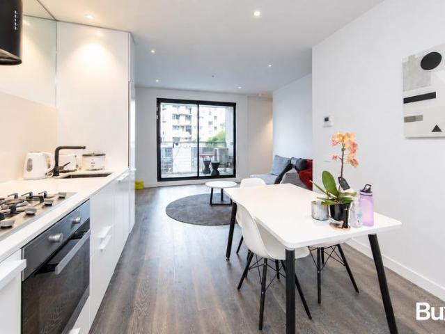 Fully furnished stylish apartment in heart of Carlton
