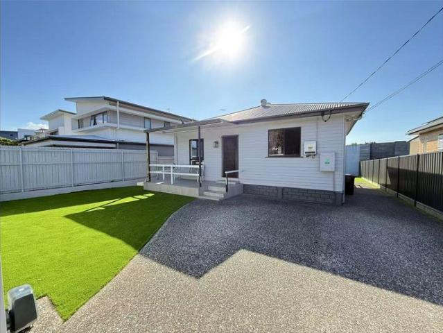 FULLY FURNISHED Stylish & Convenient Living in the Heart of Murarrie