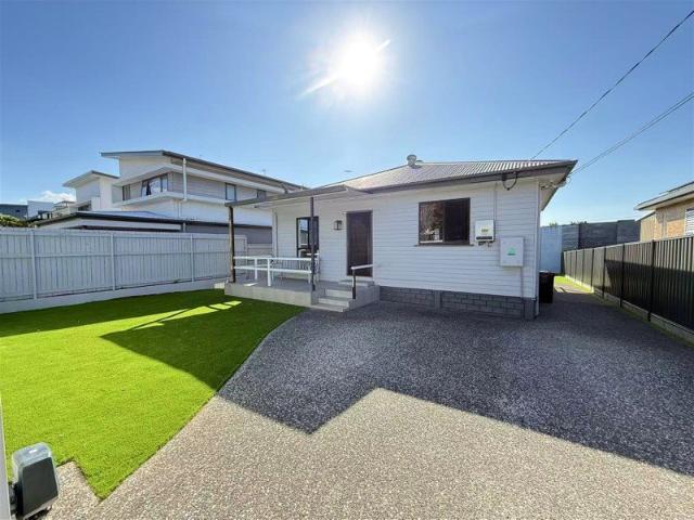 FULLY FURNISHED Stylish & Convenient Living in the Heart of Murarrie
