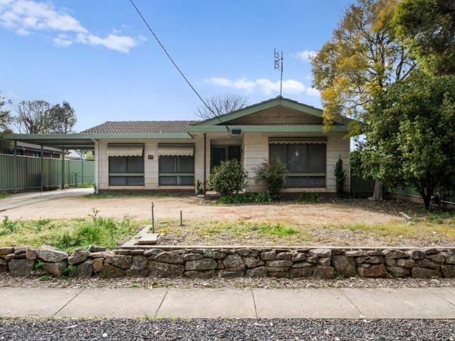 Fully Furnished Quality Home Utilities & Garden Maintenance Included