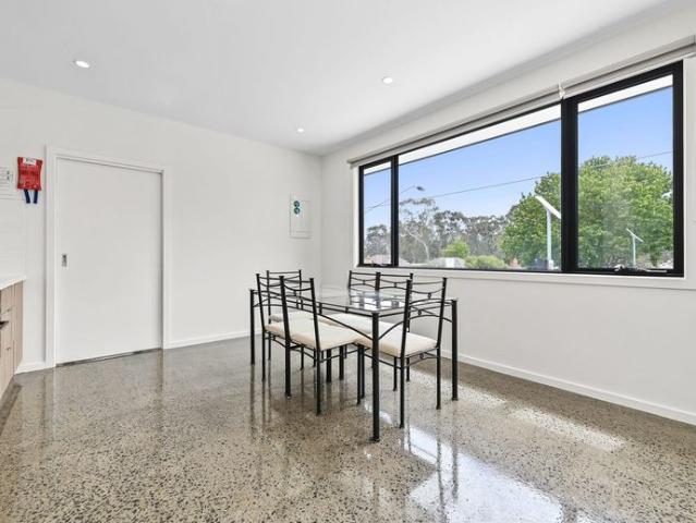 Fully furnished room with private courtyard – All bills included!