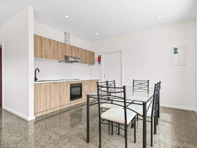 Fully furnished room with private courtyard – All bills included!
