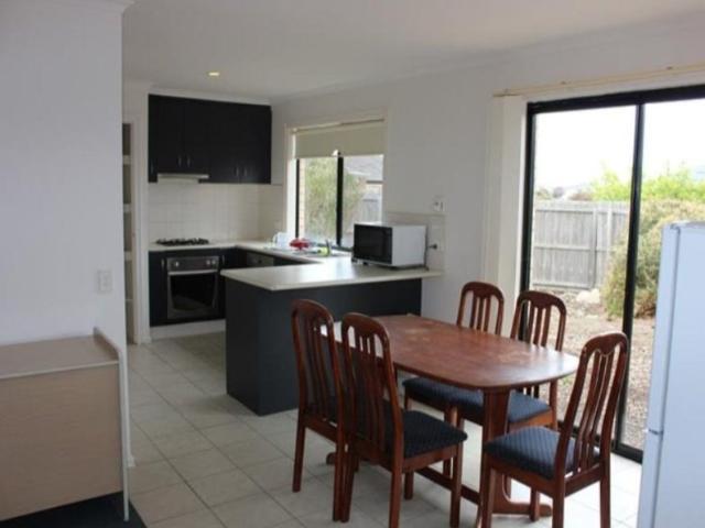 Fully Furnished Room Available Close to Deakin & Railway Station