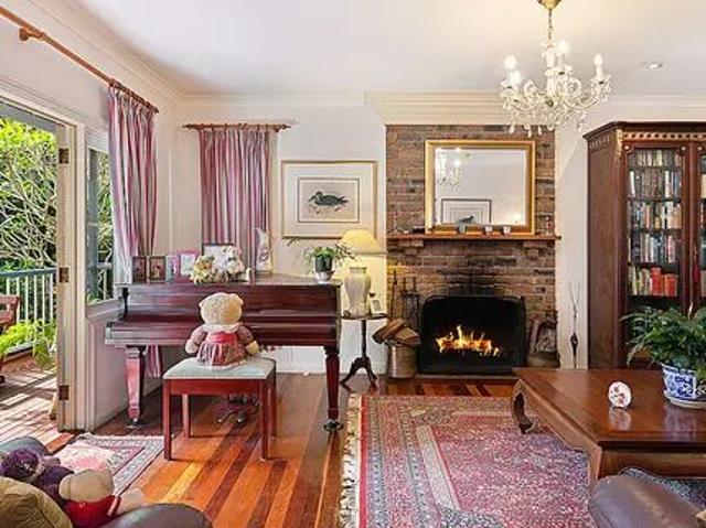 Fully Furnished Room in Beautiful Queenslander All Bills Included