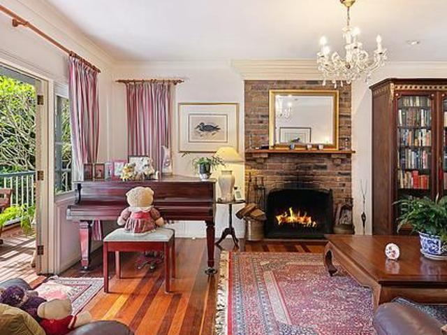 Fully Furnished Room in Beautiful Queenslander