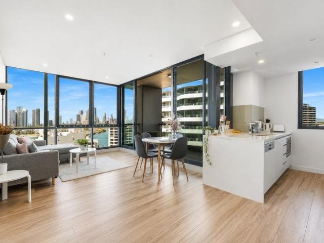 Fully Furnished ready to move in apartment overlooking the Broadwater