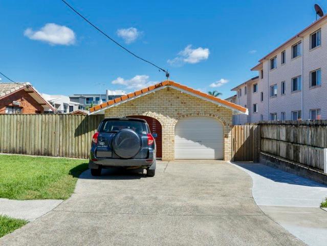 FULLY FURNISHED RENOVATED CHARMING 2 BEDROOM DUPLEX IN SOUTHPORT CBD