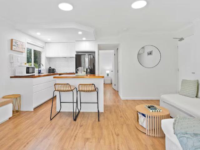 Fully furnished renovated Coastal Escape – 4 Minutes to the Beach