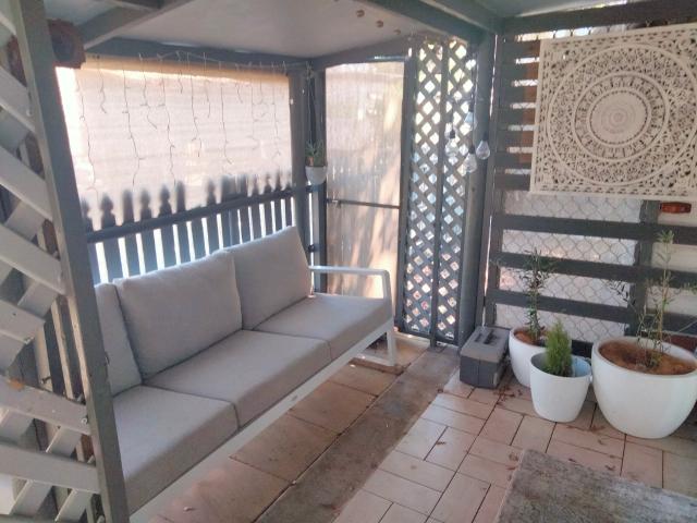 Fully furnished renovated pemanent site van/cabin c/port walk to oaks
