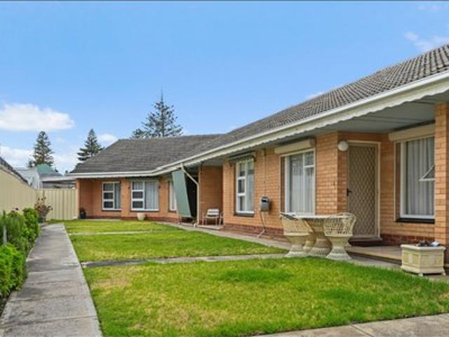 Fully Furnished Renovated Unit Close to Henley Square