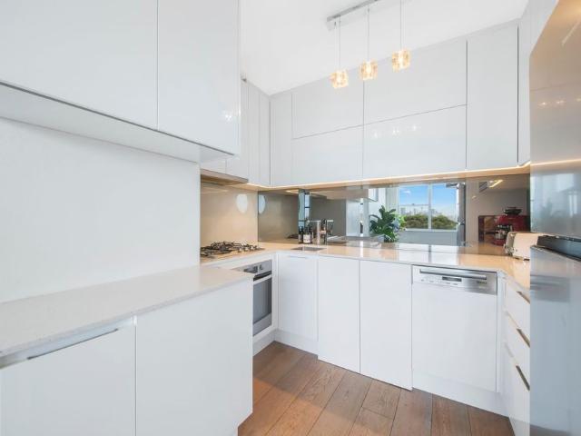 Fully furnished renovated 1 bedroom apartment with iconic harbour views
