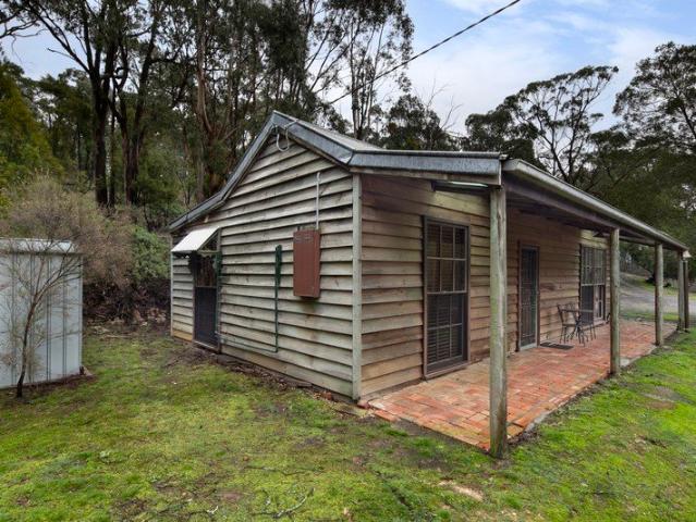 FULLY FURNISHED RURAL LIVING ONLY MINUTES FROM TOWN!