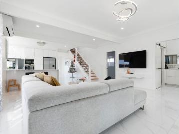 FULLY FURNISHED WATERFRONT LIVING IN THORNESIDE!