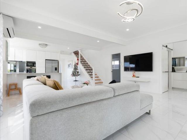 FULLY FURNISHED WATERFRONT LIVING IN THORNESIDE!