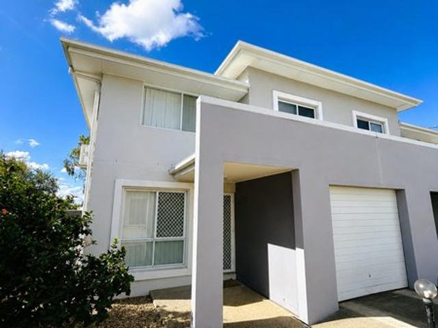 Fully Furnished Well Maintained Townhouse!