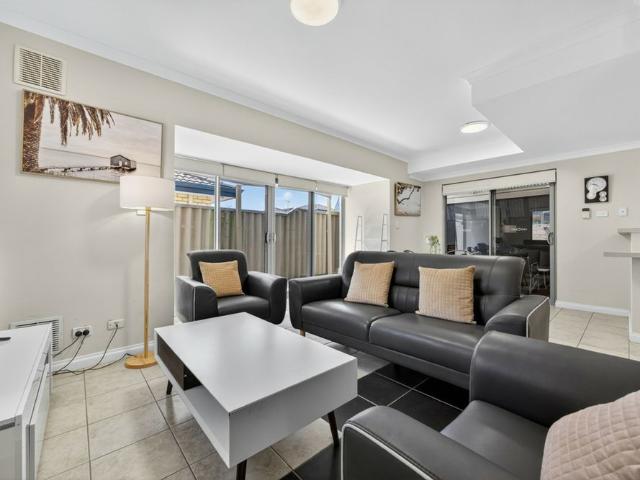 Fully Furnished Town House Close to the Beach!