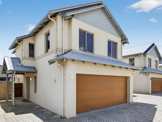 Fully Furnished Town House Close to the Beach!