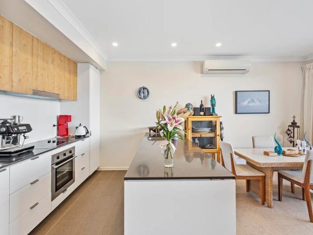 Fully Furnished Townhouse in Prestigious Emerald Lakes