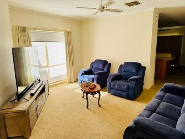 Fully Furnished Townhouse in Quiet Court Location – Gardening Included