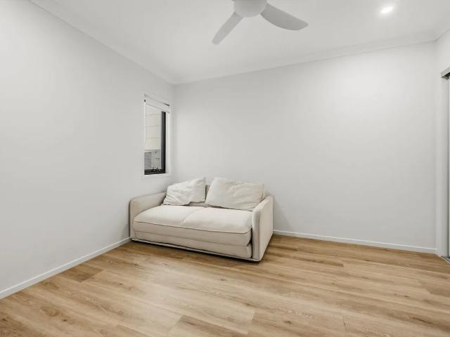 Fully Furnished Townhouse with Solar & Built In Study in a Fantastic Carseldine Location