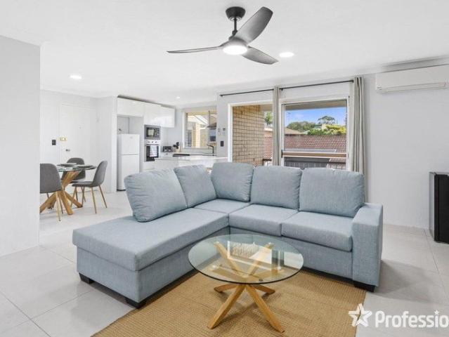 Fully Furnished Top Floor Apartment with Pool, Minutes to CBD & Broadwater