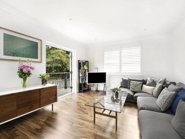 FULLY FURNISHED TOP FLOOR APARTMENT WITH SPECTACULAR PARK VIEWS!