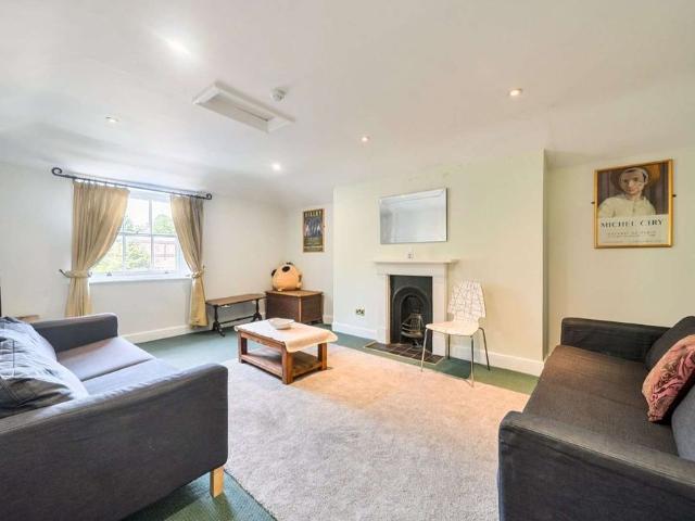 Fully furnished top floor apartment with views of Winchester Cathedral