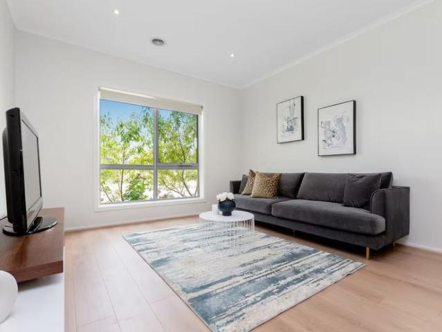 Fully Furnished Three Bedroom Townhouse Near Patterson River