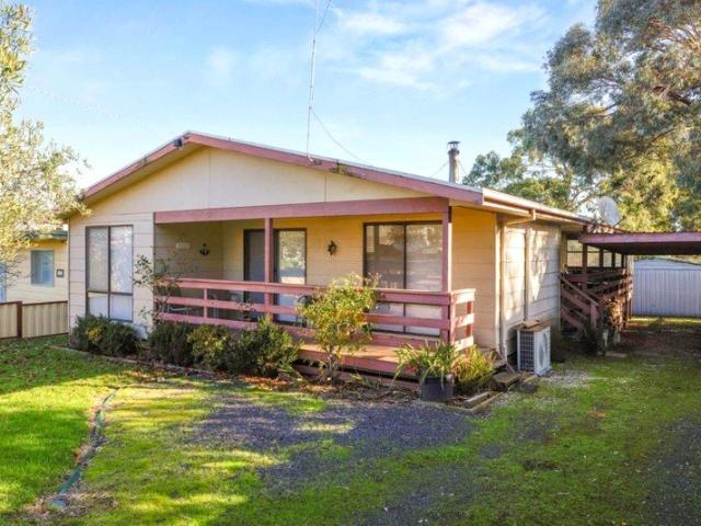 Spacious Three Bedroom Home near Red Rocks Beach