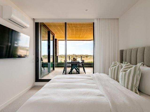 Fully Furnished Trackside 1 Bedroom Apartment Resort Style Amenities
