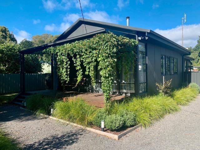 Fully Furnished Trentham Home