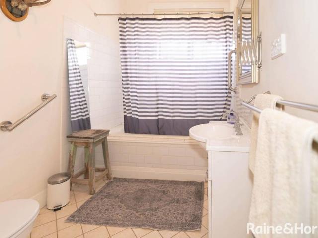 FULLY FURNISHED TURVEY PARK LIVING