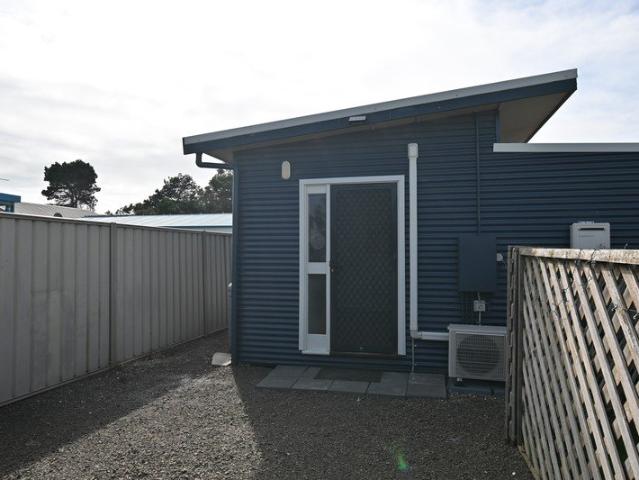 Fully furnished unit, walking distance to beach