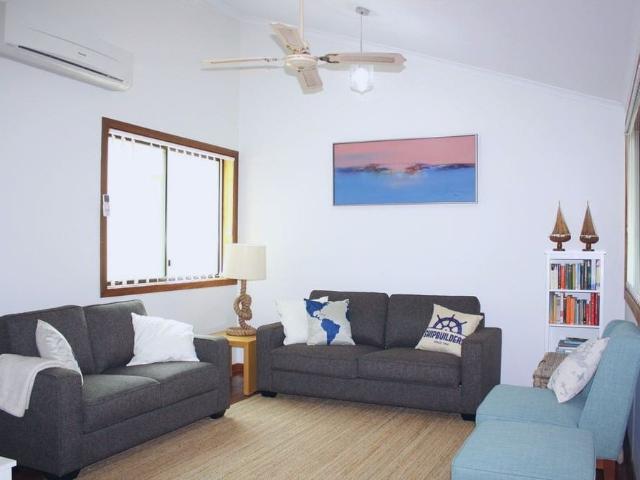 FULLY FURNISHED UNIT @ YALLAMBIE