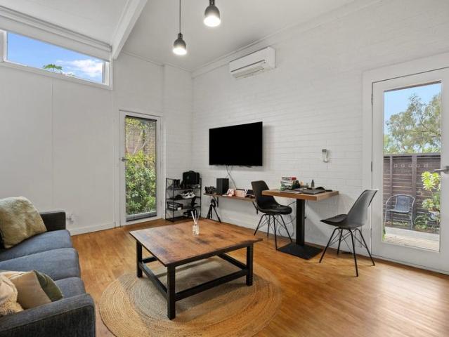 FULLY FURNISHED Unit in the Heart of Kennington