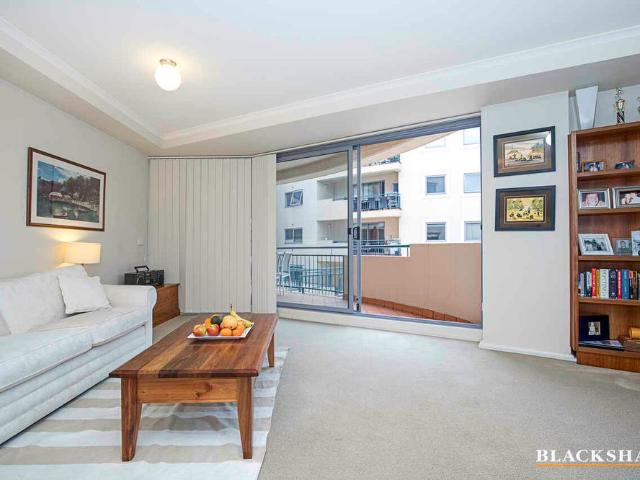 FULLY FURNISHED UNIT IN CONVENIENT LOCATION
