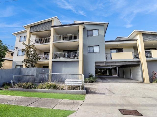 Fully Furnished Unit Modern Comfort Meets Community Living in Zillmere
