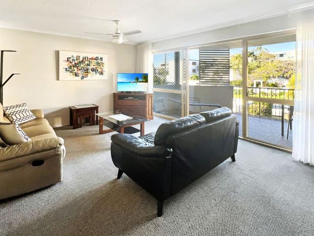 Fully Furnished Unit One Street From Alexandra Headland Beach