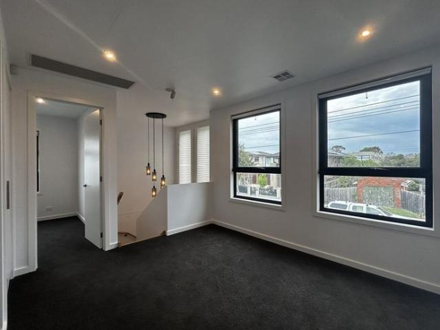Fully Modern Townhouse In An Excellent Location!