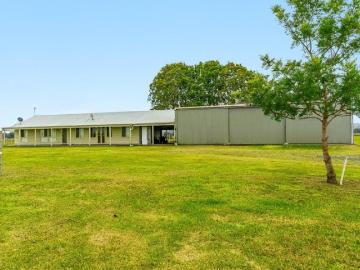 Fully Off Grid 5 Bedroom Ranch Style home on 10 Acres