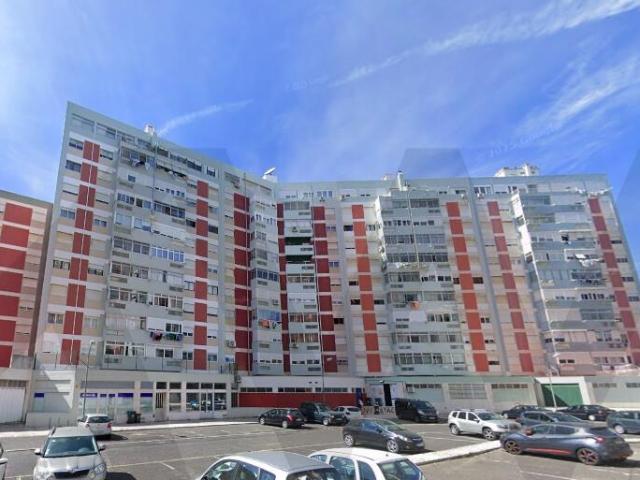 Fully renovated 3 bedroom apartment with garage and storage room in São Domingos de Benfica