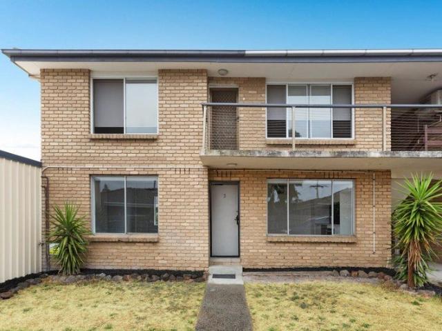 Fully renovated 3 bedroom apartment with lock up garage