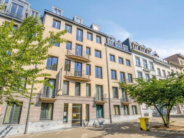 FULLY RENOVATED 3 BEDROOM APARTMENT EXCELLENT LOCATION.