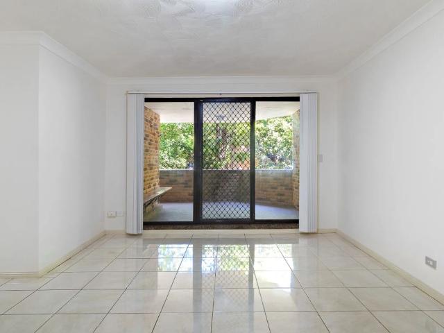 FULLY RENOVATED 2 BEDROOM APARTMENT, WITH FLOOR TILES THROUGH OUT & GAS COOKING