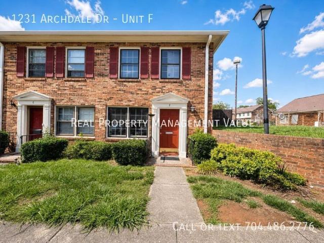 Fully renovated 2 bedroom in the heart of Charlotte with private backyard patio