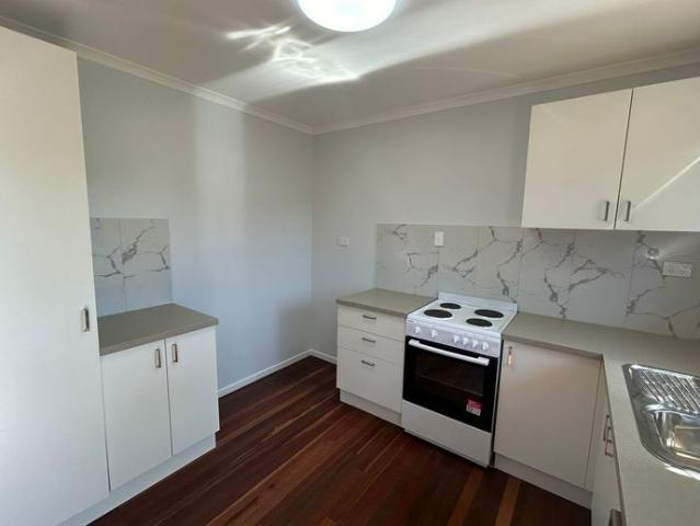 FULLY RENOVATED 2 BEDROOM UNIT IN WEST GLADSTONE!