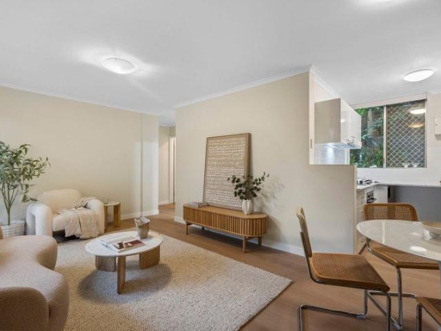Fully renovated courtyard unit in quiet spot