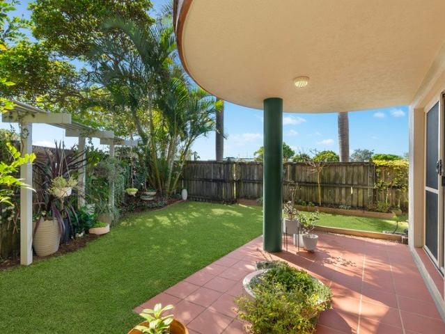 Fully renovated coastal townhouse opposite the beach