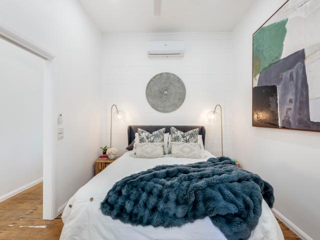 Fully renovated charmer on a huge 969 m2 block walk to everything